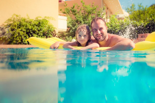 Bambino e padre che giocano in piscina — Foto Stock