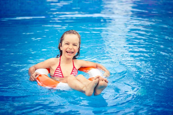 Kind spelen in zwembad — Stockfoto