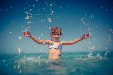 Denizde oynayan mutlu çocuk