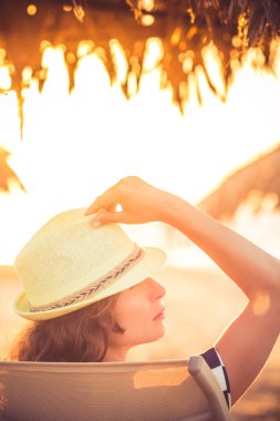 Kumsaldaki genç kadın.