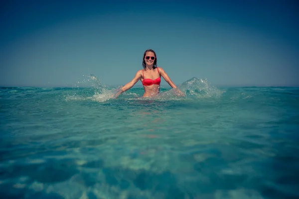 Junge Frau im Meer — Stockfoto