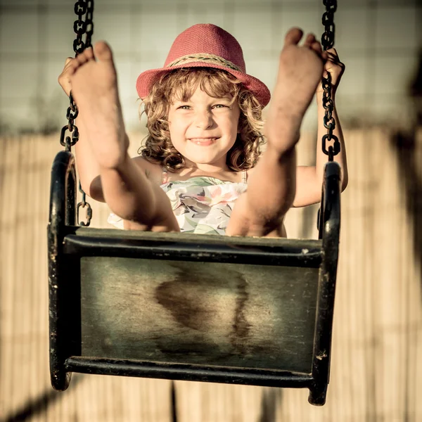 Criança feliz ter diversão — Fotografia de Stock