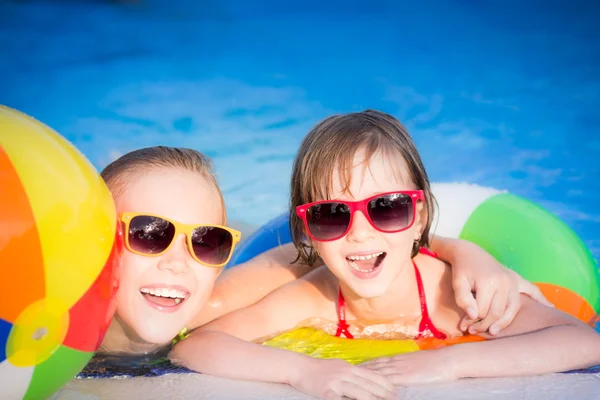 Mutlu çocuklar yüzme havuzunda — Stok fotoğraf