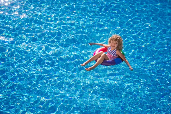 Glada barn som leker i poolen — Stockfoto