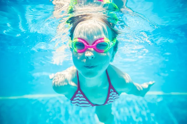 Undervatten porträtt av glada barn — Stockfoto