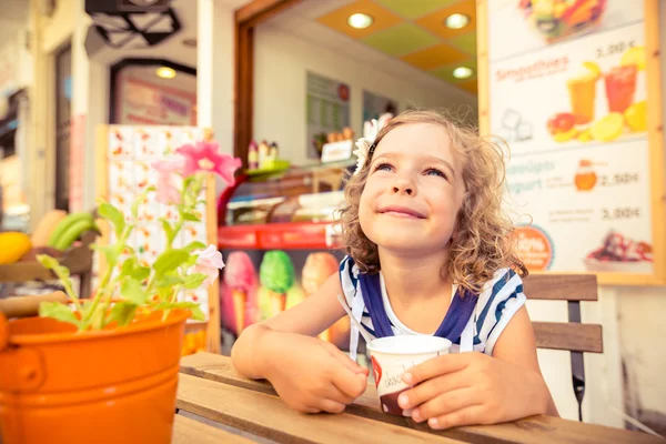 Щаслива дитина їсть морозиво — стокове фото