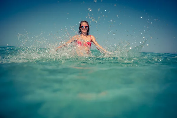 海の中の若い女性は — ストック写真