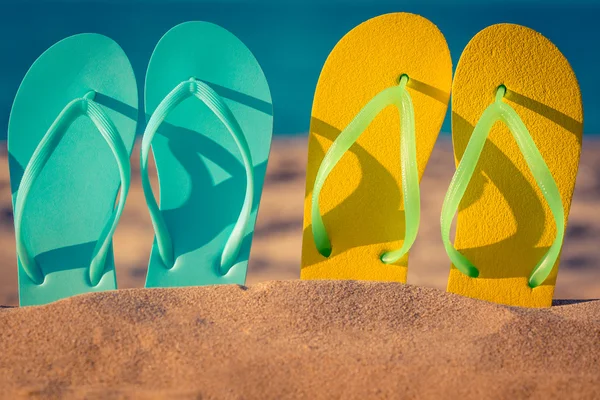 Flip-flops på sanden — Stockfoto