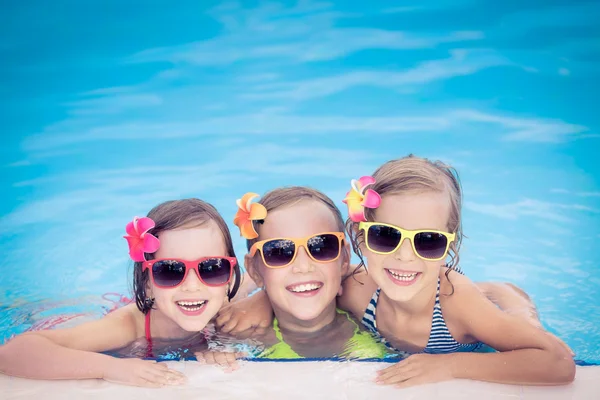 水泳プールの幸せな子供たちは — ストック写真