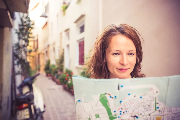 Giovane donna cerca mappa — Foto Stock