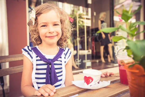 Lyckligt barn äta glass — Stockfoto