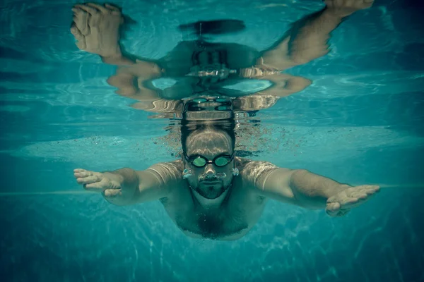 Unterwasserporträt eines jungen Mannes — Stockfoto