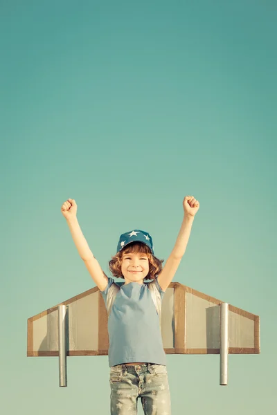 Criança feliz brincando ao ar livre — Fotografia de Stock