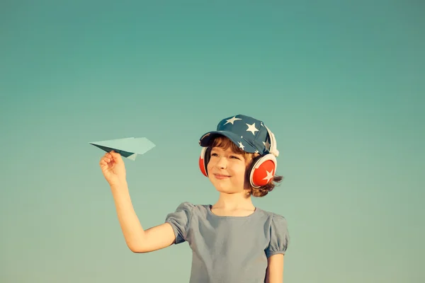 Criança feliz brincando ao ar livre — Fotografia de Stock