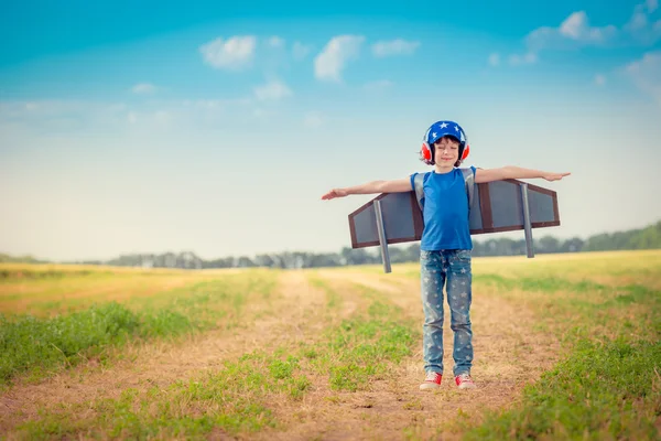 Niño feliz jugando al aire libre —  Fotos de Stock