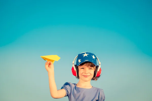 Niño feliz jugando al aire libre — Foto de Stock