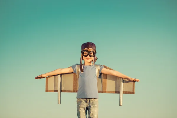 Niño feliz jugando al aire libre — Foto de Stock