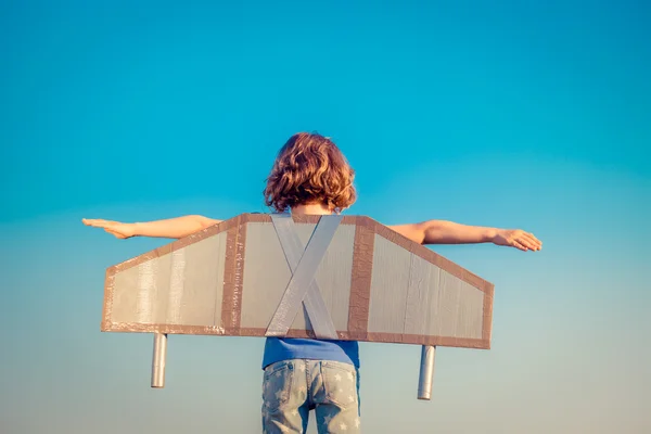 Felice bambino che gioca all'aperto — Foto Stock