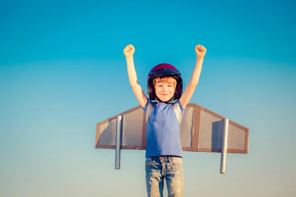 Enfant heureux jouant à l'extérieur — Photo