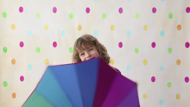 Enfant heureux jouant avec parapluie — Video