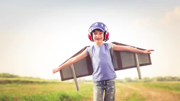 Ευτυχισμένο παιδί παίζει στο πεδίο καλοκαίρι — Αρχείο Βίντεο