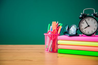 Saat ve güneş gözlüğü ile okul öğeleri