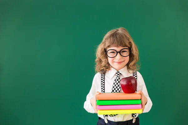 Kind mit Bücherstapel und Apfel — Stockfoto
