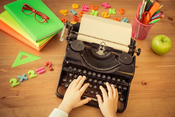 Niño operar en la máquina de escribir vintage manual —  Fotos de Stock