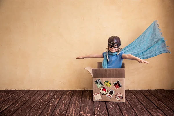 Παιδί που παίζει σε κουτί από χαρτόνι. — Φωτογραφία Αρχείου