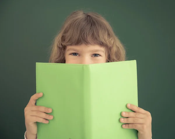 Niño de escuela con libro —  Fotos de Stock