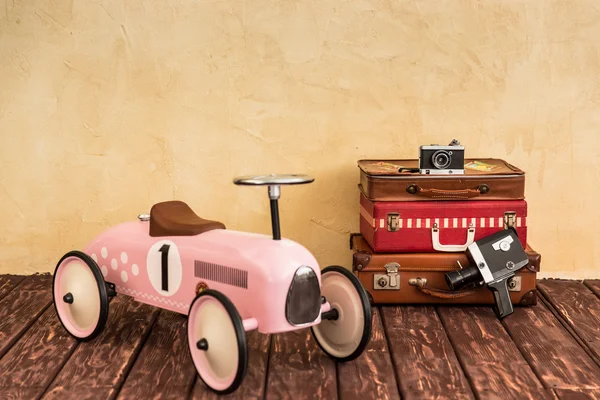 Coche de juguete vintage, maletas y cámaras antiguas — Foto de Stock