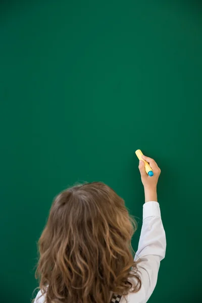 Bambino che disegna sulla lavagna verde — Foto Stock