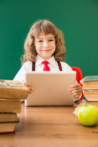 Niño con tableta en clase —  Fotos de Stock