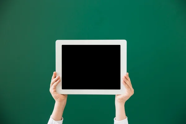 Mani che mostrano tablet PC — Foto Stock