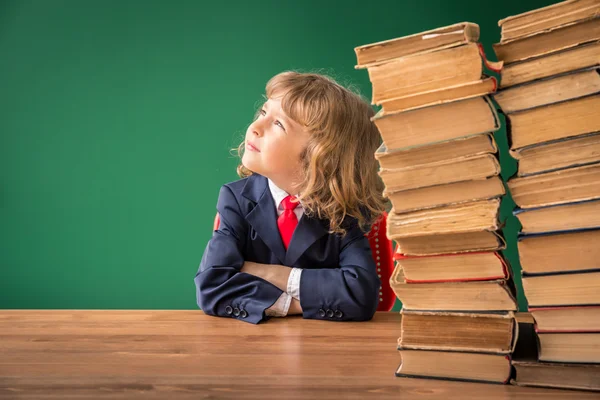 Criança feliz com pilha de livro — Fotografia de Stock