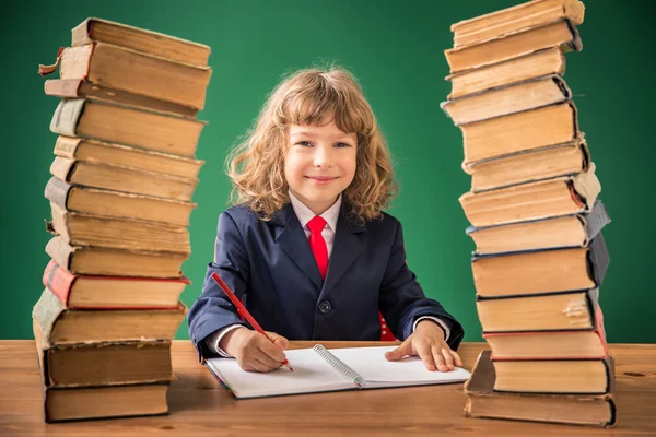 Enfant heureux avec pile de livre — Photo