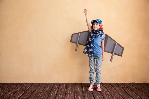 Niño jugando en casa — Foto de Stock