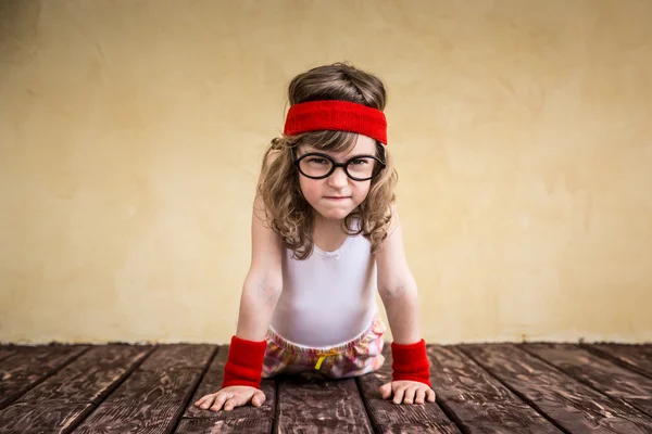 Divertido niño fuerte — Foto de Stock