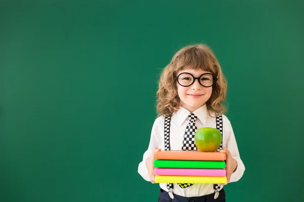Kind hält Bokks und Apfel in der Hand — Stockfoto
