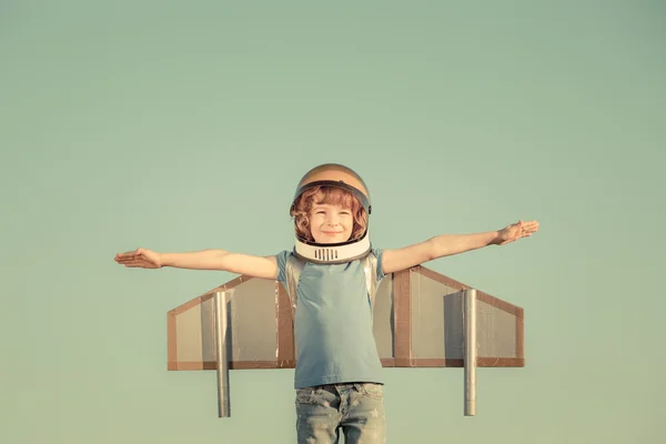 Szczęśliwe dziecko bawiąc się zabawkami skrzydła — Zdjęcie stockowe