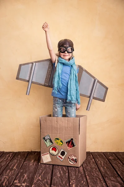 Enfant s'amuser avec des ailes de papier jouet — Photo