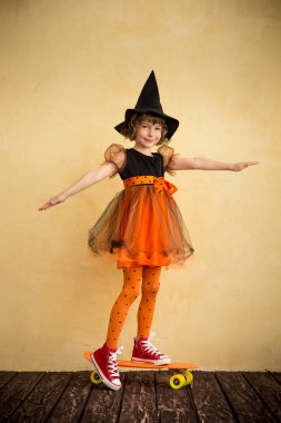 Komik çocuk cadı Kostüm giymiş.