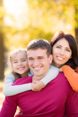 Sonbahar parkında mutlu bir aile
