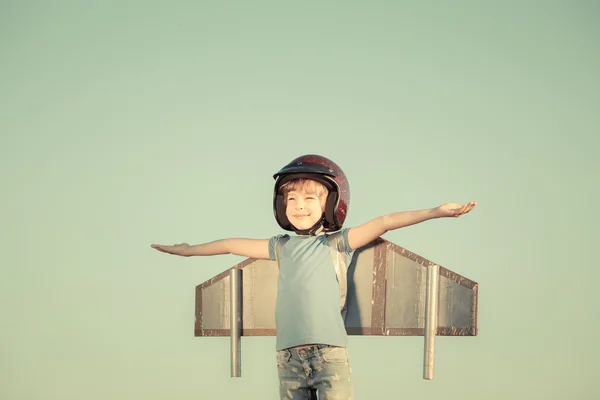 Kind spelen met speelgoed vleugels — Stockfoto