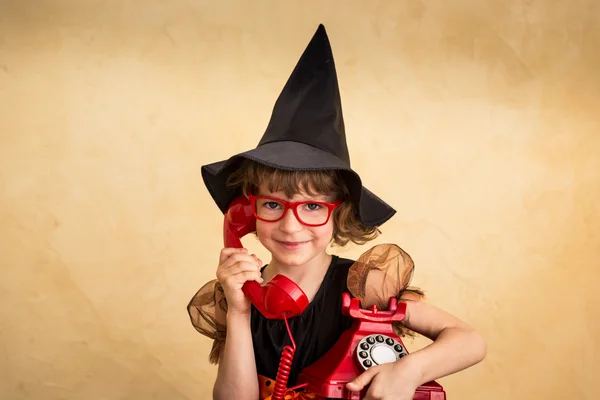 Vicces gyerek öltözött boszorkány jelmez. — Stock Fotó