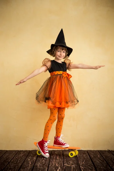 Divertido niño vestido traje de bruja . — Foto de Stock