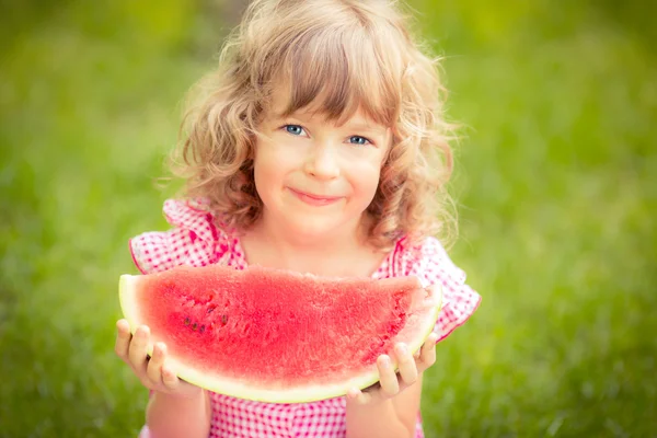 Kind isst Wassermelone — Stockfoto