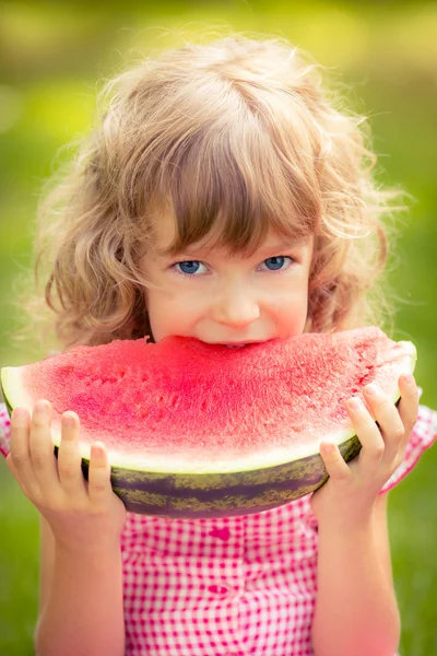 Kind isst Wassermelone — Stockfoto