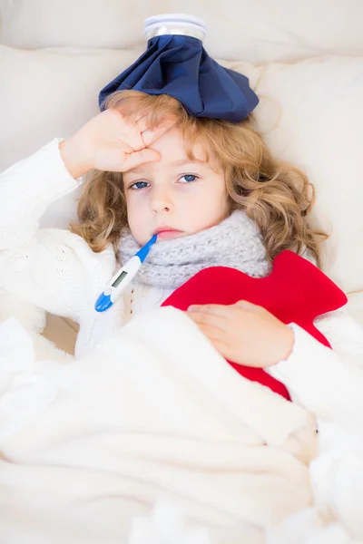 Bambino malato con febbre — Foto Stock