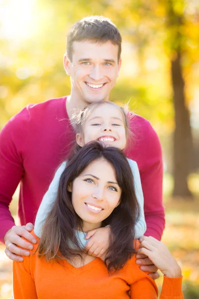 Lycklig familj i höstparken — Stockfoto